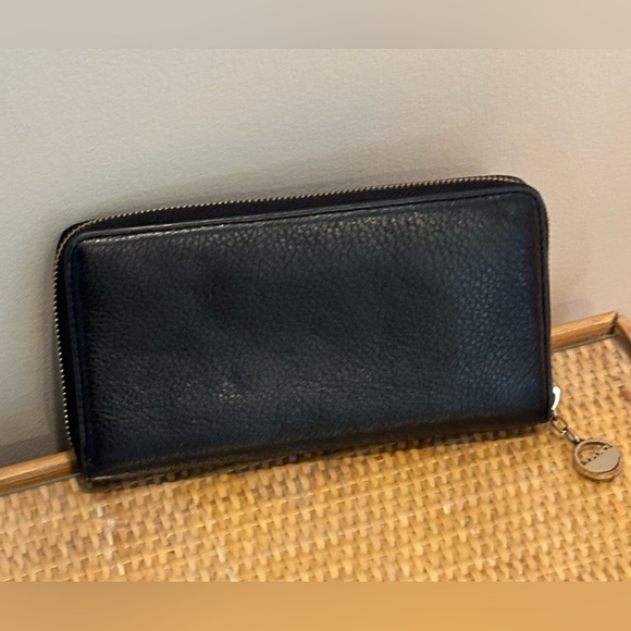 DKNY Black Leather large Wallet in like new condition! - Picture 2 of 13